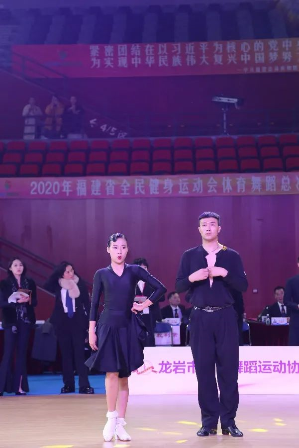 英华学子在省体育舞蹈锦标赛中勇夺五个赛项第一！